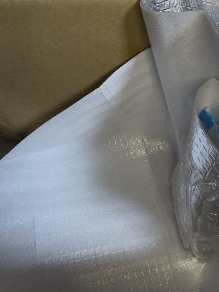 箱の側面に保冷剤を貼る